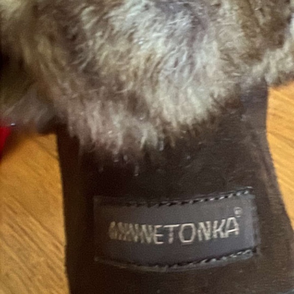 Minnetonka brown suede ankle fur and fur lined- stain and water repellent - Picture 3 of 4